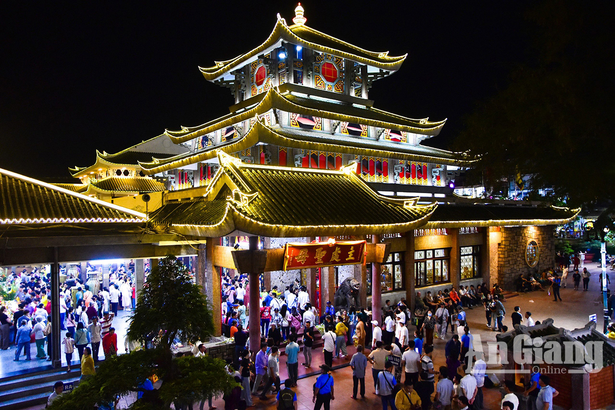 Thuê Xe Limousine 9 Chỗ Cần Thơ Đi Chùa Bà Châu Đốc